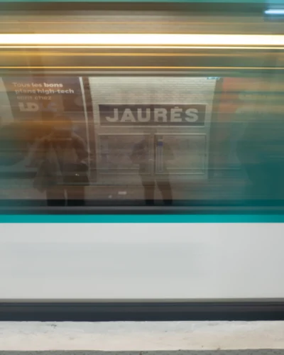 Seila · 13/09/2025 · 3072 x 3840 Cette photographie capture une affiche partiellement floue à travers une vitre, avec le mot **« JAURÈS »** bien visible. Le sujet principal semble être une réflexion et une superposition d'images, créant un effet de double exposition.La composition joue sur le mouvement et la transparence, avec un cadrage serré. Les couleurs dominantes sont des teintes froides (bleutées, grises) et des contrastes nets entre les zones floues et nettes. Le style est artistique et abstrait, évoquant une ambiance à la fois urbaine et onirique, mêlant réalité et réflexion.