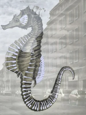 Laurence · 27/09/2025 · 2964 x 3951 Cette photographie met en scène un **seahorse** (hippocampe) stylisé, formé par des **briques ou des éléments métalliques empilés**. Le sujet principal est net et central, avec une composition en **cadrage serré**.L’ambiance est **urbaine**, visible à travers le flou des bâtiments en arrière-plan. La lumière semble **diffuse**, adoucissant les contours. Les **couleurs dominantes** sont des tons **gris métalliques et blancs**, renforçant un style **industriel et artistique**.L’ensemble évoque une **créativité architecturale**, mêlant nature et art urbain.