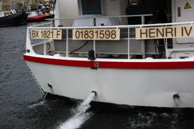 Claude · 5570 x 3713 Cette photographie montre la proue d’un bateau nommé **« Henri IV »**. Le sujet principal est l’inscription sur la coque, incluant le numéro d’immatriculation **« BX 1821 F »** et le numéro de téléphone **« 01831598 »**.La composition est centrée sur ces éléments, avec un cadrage serré. La lumière est naturelle, probablement en journée, avec des reflets sur l’eau. Les couleurs dominantes sont le blanc de la coque, le rouge de la bande et le gris-bleu de l’eau. Le style est documentaire, capturant un détail fonctionnel. L’ambiance est calme et professionnelle.