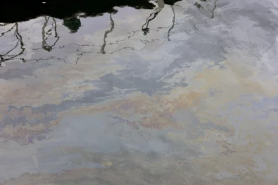 Claude · 6000 x 4000 Cette photographie semble être prise depuis l’espace. Le sujet principal est une vue partielle de la Terre, montrant des masses nuageuses et des terres émergées.La composition met en valeur les contrastes entre les nuages, les zones terrestres et les étendues d’eau. Le cadrage est large, englobant une vaste étendue géographique.Les couleurs dominantes sont les teintes bleutées des nuages, les tons beiges et bruns des terres, et des reflets grisâtres. La lumière, diffuse, crée une ambiance apaisante et mystérieuse, typique des images satellites. Le style est documentaire et scientifique.