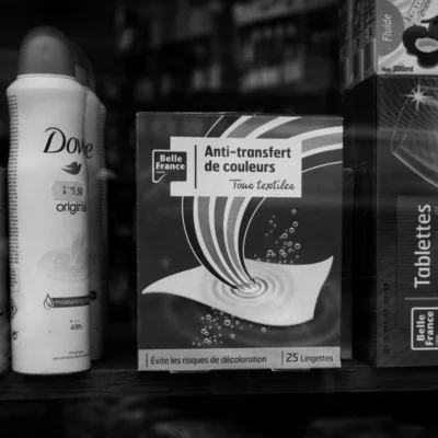 Jean-Paul · 13/09/2025 · 3000 x 3000 Cette photographie met en scène des produits de la marque **Dove**, principalement une boîte de **tablettes anti-transfert de couleurs** et un déodorant.Le **sujet principal** est la boîte centrale, avec son design épuré et ses inscriptions en français. La **composition** est symétrique et légèrement inclinée, avec des éléments disposés en triangle. Le **cadrage** est serré, centré sur les produits.La **lumière** est douce, créant des contrastes subtils. Les **couleurs dominantes** sont les tons noirs et blancs, typiques d’un style **monochrome**. L’**ambiance** est sobre et élégante, renforcée par le flou d’arrière-plan.