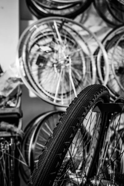 Pascal N. · 13/09/2025 · 1440 x 2160 Cette photographie met en scène des **vélos anciens**, probablement des vélos de collection. Le **sujet principal** est un cadre de vélo avec sa roue et sa chaîne en premier plan, tandis que d’autres roues et éléments métalliques apparaissent en arrière-plan.La **composition** joue sur les **profondeurs de champ** et les jeux de lignes géométriques. Le **cadrage** est serré, centré sur les détails techniques. La **lumière** est douce, créant des contrastes nets et des ombres marquées. En **noir et blanc**, les **couleurs dominantes** sont les nuances de gris, renforçant le côté rétro et industriel.Le **style** est esthétique et minimaliste, évoquant une **ambiance vintage et mécanique**, presque artistique.