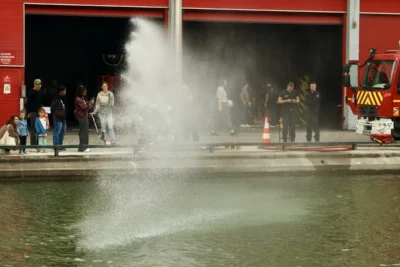 Francoise · 13/09/2025 · 3840 x 2560 Cette photographie montre une intervention des pompiers. Le sujet principal est un jet d’eau puissant sortant d’un camion de pompiers rouges, formant un nuage de vapeur.La composition met en scène plusieurs pompiers en action et des spectateurs en arrière-plan. Le cadrage est serré sur l’action, avec une perspective légèrement basse. La lumière semble naturelle, mais contrastée, créant des ombres marquées. Les couleurs dominantes sont le rouge vif des camions et le gris des vêtements des pompiers, avec des touches de noir et blanc pour les spectateurs.L’ambiance est dynamique et intense, reflétant une situation d’urgence.