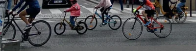 Kerry · 13/09/2025 · 1747 x 463 Cette photographie capture un **groupe de cyclistes** en mouvement, probablement lors d'une compétition ou d'une sortie collective. Le **sujet principal** est l'ensemble des coureurs, alignés et dynamiques.La **composition** est horizontale, mettant en valeur l'action et le rythme. Le **cadrage** serré et bas accentue la vitesse et l'énergie. La **lumière** semble naturelle, bien que légèrement contrastée, créant des ombres nettes.Les **couleurs dominantes** sont vives : rouges, noirs et blancs des tenues, avec des touches de rose et bleu. Le style est **sportif et dynamique**, évoquant une **ambiance compétitive et énergique**.