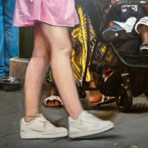 Jean-Paul · 16/10/2025 · 3024 x 3024 Cette photographie met en scène les **pieds et les jambes d’une personne** en mouvement, vêtue d’un short rose et de sandales, avec des baskets blanches posées au sol.Le **cadrage serré** isole le sujet, créant un effet dynamique. L’arrière-plan flou révèle un **styliste ou un mannequin** avec des accessoires colorés (chapeau, vêtements) et un sac à roulettes. La **lumière** semble naturelle, légèrement contrastée, avec des ombres douces. Les **couleurs dominantes** sont vives : rose, noir, jaune et blanc.Le style est **urbain et spontané**, évoquant une ambiance **artistique et créative**, peut-être liée à la mode ou à une séance photo improvisée.