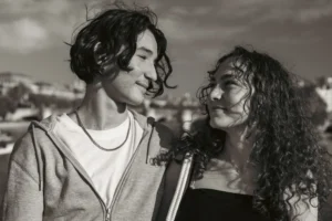 Don · 11/10/2025 · 6282 x 4188 Cette photographie met en scène deux jeunes femmes comme sujets principaux, posant intimement côte à côte. La composition est serrée, centrée sur leurs visages et épaules, avec un cadrage en plan serré. La lumière douce et tamisée crée des contrastes subtils, adoucissant les traits.Les couleurs dominantes sont des tons de gris et noir, typiques d’un rendu sépia ou noir et blanc, renforçant une ambiance nostalgique et mélancolique. Le style est artistique et introspectif, évoquant une émotion profonde et une connexion entre les deux personnages. L’arrière-plan flou accentue leur présence.
