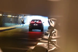 Pierre · 18/10/2025 · 4024 x 2677 Cette photographie capture une scène urbaine nocturne à travers un cadre flou et subjectif. Le **sujet principal** est une voiture rouge en mouvement dans un tunnel ou un passage souterrain.La **composition** est dynamique, avec un **cadrage serré** et légèrement déformé par la perspective. Les **lumières** sont tamisées, créant une ambiance sombre et mystérieuse, avec des teintes bleutées et des reflets rouges. Les **couleurs dominantes** sont les tons froids (gris, bleu) et chauds (rouge de la voiture). Le style est **documentaire et expressif**, évoquant une sensation de vitesse et d’isolement. L’ambiance est **sombre et immersive**.