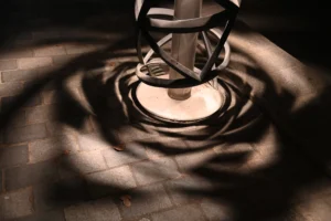 Pierre · 18/10/2025 · 6048 x 4024 Cette photographie met en scène un **sablier** comme sujet principal. La composition est centrée sur cet objet, avec un cadrage serré qui accentue son détail et son mouvement.La lumière, douce et tamisée, crée des contrastes subtils et des ombres profondes, soulignant la texture du sable et du métal. Les couleurs dominantes sont les **tons sépia et bruns**, renforçant une ambiance nostalgique et intemporelle.Le style est **minimaliste et artistique**, évoquant une réflexion sur le temps. L’ambiance est à la fois **mystérieuse et contemplative**, renforcée par les jeux d’ombres et de lumière.