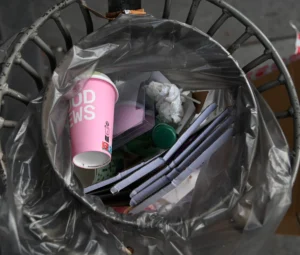 Pierre · 30/10/2025 · 4705 x 4006 Cette photographie montre un sac-poubelle transparent rempli de déchets. Le sujet principal est une canette de boisson écrasée avec l'inscription "JUDGE MENT" partiellement visible, entourée de divers objets jetés, comme des emballages et des feuilles.La composition est désordonnée, avec un cadrage serré sur le sac. La lumière semble naturelle et diffuse, éclairant les objets sans ombres marquées. Les couleurs dominantes sont des tons neutres (gris, blanc) avec des touches de vert et rose. Le style est documentaire et brut, évoquant une ambiance de négligence ou de pollution, reflétant un aspect réaliste et sans fard.