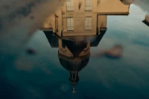 Don · 4714 x 3143 Cette photographie montre le **sujet principal** d’un avion vu depuis l’intérieur d’un autre appareil, probablement lors d’un ravitaillement en vol. La **composition** est centrée sur le réservoir de ravitaillement, avec un cadrage serré et une perspective descendante.La **lumière** est douce, légèrement bleutée, créant une ambiance industrielle et technique. Les **couleurs dominantes** sont des tons gris métallisés et bleus, renforçant l’aspect froid et professionnel. Le **style** est réaliste, presque documentaire, évoquant une scène aéronautique précise. L’**ambiance** est à la fois fascinante et austère, soulignant la complexité des opérations aériennes.