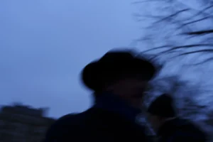 Thierry · 20/12/2025 · 3840 x 2560 Cette photographie présente un sujet principal flou, probablement une personne portant un chapeau, en silhouette. La composition est simple, avec un cadrage serré et un arrière-plan légèrement déstructuré par des branches. La lumière est douce et tamisée, créant une ambiance mystérieuse et onirique. Les couleurs dominantes sont les bleus profonds et les teintes sombres, renforçant une atmosphère nocturne ou crépusculaire. Le style est artistique et poétique, privilégiant l’émotion à la netteté. L’ambiance évoquée est à la fois mélancolique et contemplative.