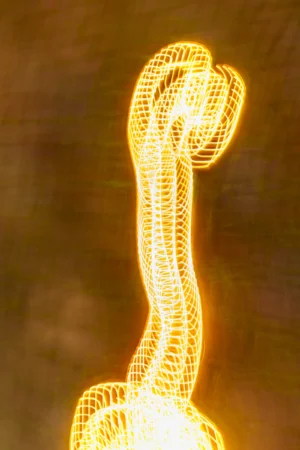 Thierry · 20/12/2025 · 2560 x 3840 Cette photographie met en scène une **bougie allumée** dont la flamme est fortement stylisée par un effet de mouvement ou de flou artistique. Le **sujet principal** est la mèche et la lumière dorée qui s’en dégage, formant une silhouette sinueuse et lumineuse.Le **cadrage** est serré, isolant la flamme sur un fond sombre. La **composition** est épurée, centrée sur la verticalité de la flamme. Les **couleurs dominantes** sont des **tons chauds** (jaune doré), créant une **ambiance mystérieuse et onirique**. Le style évoque une **abstraction lumineuse**, presque hypnotique.
