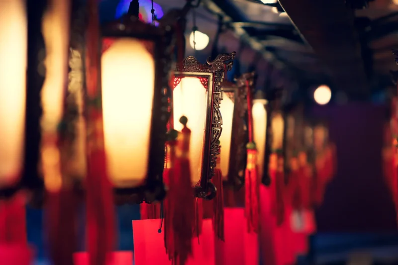 Romain · 26/02/2023 · 1776 x 1184 Cette photographie met en scène des **lanternes rouges illuminées**, probablement des lanternes chinoises. Le **sujet principal** est la lumière dorée à l’intérieur des lanternes, créant une ambiance chaleureuse.La **composition** est serrée, avec un **cadrage rapproché** qui isole les lanternes. Les **couleurs dominantes** sont le rouge vif et le jaune doré, renforcées par des reflets et des ombres.Le **style** est artistique et légèrement flou, accentuant l’ambiance mystique et festive. L’**atmosphère** évoquée est à la fois **traditionnelle et envoûtante**, typique des célébrations asiatiques.