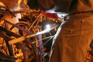 Marc · 20/12/2025 · 7008 x 4672 Cette photographie montre un soudeur en train de travailler sur une structure métallique, probablement un cadre de vélo. Le sujet principal est ses mains utilisant un chalumeau et une électrode de soudure.La composition est centrée sur le geste précis du soudeur, avec un cadrage serré. La lumière est vive et concentrée sur la zone de soudure, créant un contraste fort. Les couleurs dominantes sont les teintes chaudes (jaunes, oranges) dues à la flamme et aux étincelles, avec des tons plus froids et métalliques en arrière-plan.L’ambiance est industrielle et technique, évoquant un travail artisanal minutieux.