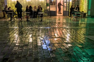 Frédéric · 20/12/2025 · 2518 x 1680 Cette photographie capture un intérieur avec un sol pavé brillant reflétant une lumière verte. Le sujet principal semble être l’ambiance lumineuse et les reflets sur les pavés.La composition joue sur les lignes et les symétries créées par les reflets. Le cadrage est bas, mettant en valeur les pavés et les jeux de lumière. Les couleurs dominantes sont les verts et les tons chauds des lumières artificielles.Le style est moderne et artistique, évoquant une ambiance à la fois élégante et mystérieuse, presque onirique. L'atmosphère est intimiste et immersive.