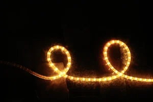 Cédric · 20/12/2025 · 5184 x 3456 Cette photographie met en scène deux boucles lumineuses formant des spirales. Le sujet principal est une guirlande LED allumée, disposée sur un fond noir.La composition est épurée, avec un cadrage serré qui isole les lumières. La lumière, vive et dorée, contraste fortement avec l'obscurité ambiante, créant un effet saisissant. Les couleurs dominantes sont le jaune doré des LED et le noir profond de l'arrière-plan.Le style est minimaliste et moderne, évoquant une ambiance mystérieuse et élégante, presque hypnotique.
