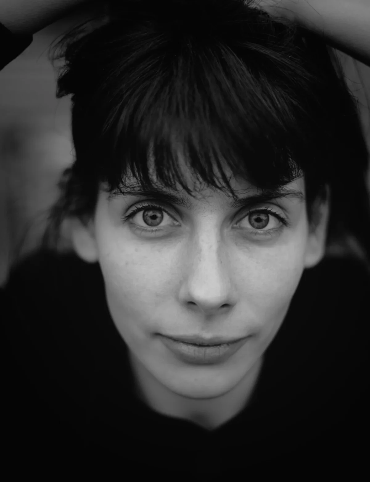 Olivier · 20/12/2024 · 3631 x 4735 Cette photographie met en scène une jeune femme comme sujet principal, cadrée en gros plan. Son visage occupe presque toute l'image, avec un regard direct et expressif. La composition est simple et centrée, mettant l'accent sur ses traits et son expression.La lumière est douce et naturelle, créant des contrastes subtils sur son visage. Les couleurs dominantes sont les tons de gris, typiques d'une photo en noir et blanc, renforçant l'ambiance intemporelle et dramatique.Le style est épuré et minimaliste, évoquant une ambiance contemplative et introspective.