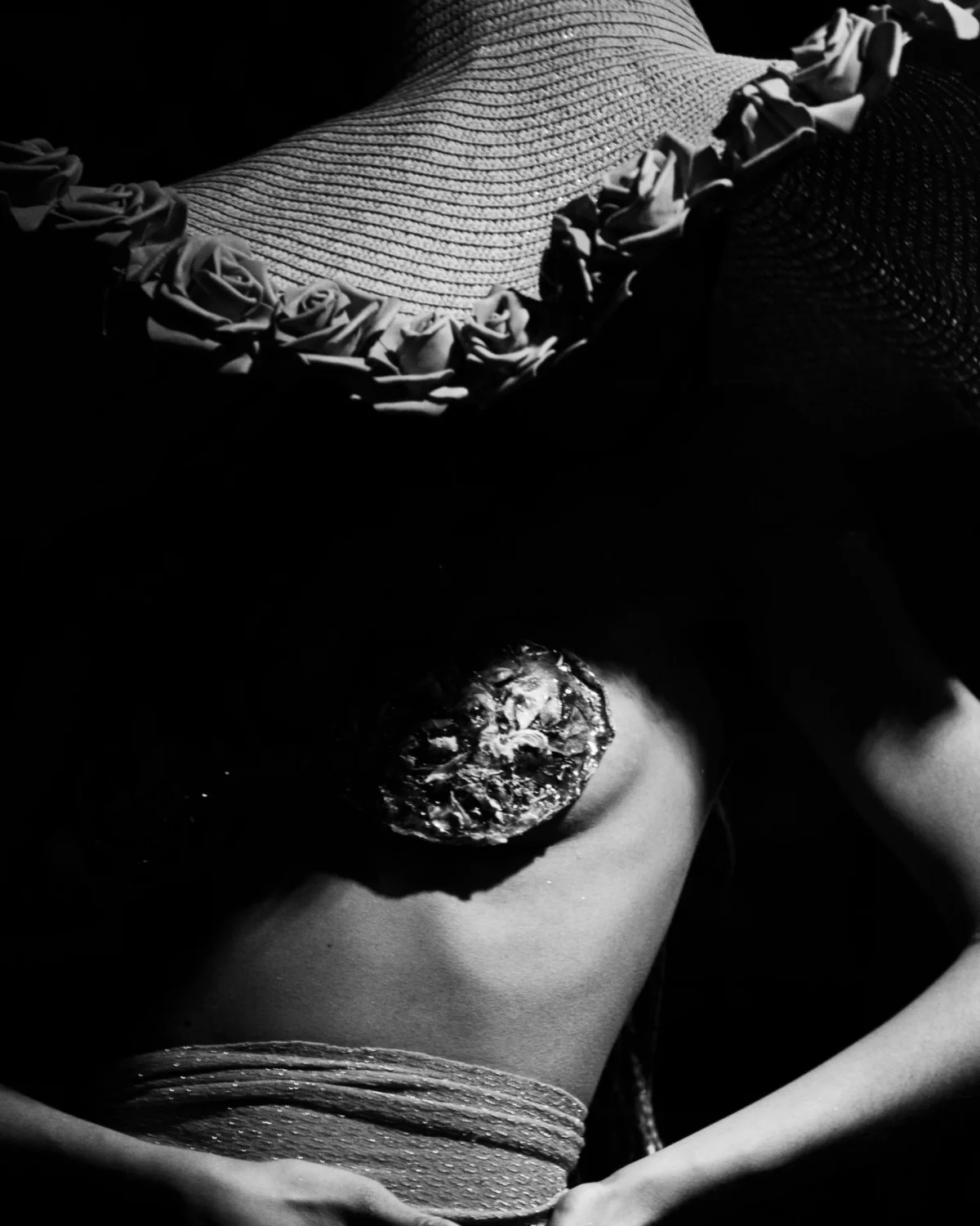 Olivier · 06/03/2025 · 3669 x 4587 Cette photographie en noir et blanc met en scène une femme comme sujet principal. Le cadrage est serré sur sa poitrine et son décolleté, avec un gros plan sur un bijou, probablement un brooch.La composition joue sur les contrastes et les textures, avec des détails comme la dentelle du haut de son corsage. La lumière est douce mais contrastée, créant des ombres marquées et mettant en valeur les reliefs.Les couleurs dominantes sont les noirs et les gris, renforçant l'ambiance dramatique et élégante. Le style évoque un classicisme intemporel, peut-être inspiré des portraits vintage. L'ambiance est à la fois mystérieuse et sophistiquée.