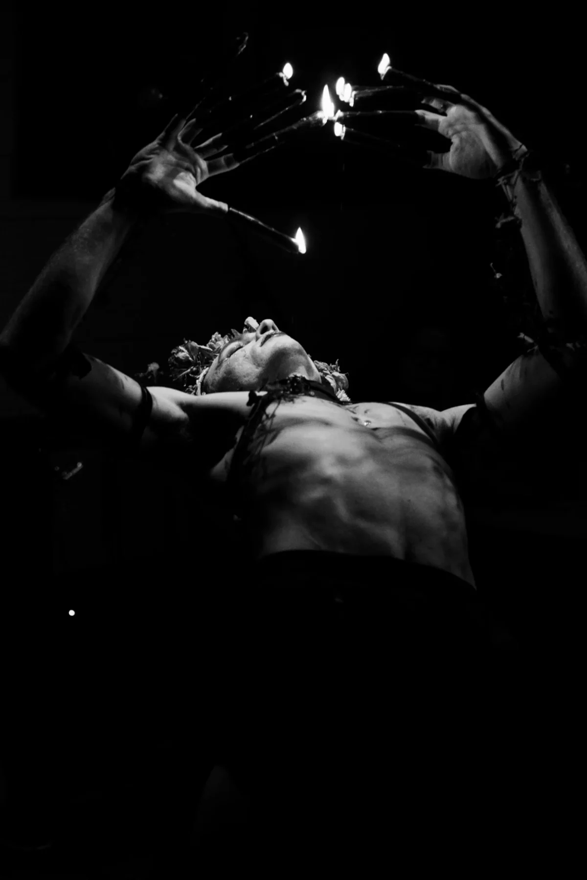 Olivier · 01/11/2025 · 3670 x 5496 Cette photographie en noir et blanc met en scène un sujet principal difficile à identifier clairement, probablement une personne en mouvement, vue de dos et partiellement cachée par un objet ou un accessoire (comme un parapluie).La composition est dynamique, avec un cadrage serré qui isole le sujet. La lumière est contrastée, créant des zones d’ombre et de clarté, ce qui accentue le mystère. Les couleurs dominantes sont les nuances de gris, renforçant l’atmosphère dramatique.Le style est artistique et expressif, évoquant une ambiance sombre et énigmatique, presque théâtrale.