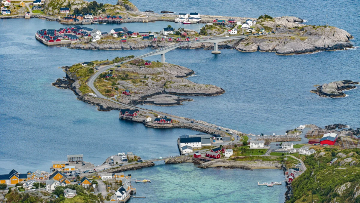 Laurent · 3840 x 2160 Cette photographie montre un archipel côtier avec des îles rocheuses et des eaux turquoise. Le sujet principal est un petit port entouré de bâtiments colorés et de bateaux.La composition est équilibrée, avec un cadrage aérien offrant une vue panoramique. La lumière, vive et naturelle, met en valeur les détails des paysages et des constructions. Les couleurs dominantes sont les bleus (mer, ciel) et les tons pastel des bâtiments.Le style est documentaire et esthétique, évoquant une ambiance paisible et idyllique, typique d’un lieu isolé et préservé.