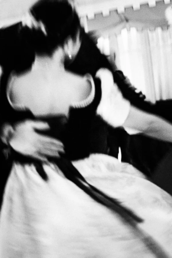 Thierry · 03/01/2026 · 2560 x 3840 Cette photographie en noir et blanc montre deux silhouettes floues, probablement un couple en mouvement. Le sujet principal semble être une étreinte ou un geste affectueux.La composition est dynamique, avec un cadrage serré et légèrement désaxé. La lumière est douce mais diffuse, créant des contrastes atténués. L’ambiance est intimiste et romantique, renforcée par le flou artistique.Les couleurs, bien que monochromes, jouent sur les nuances de gris, ajoutant une touche mélancolique et poétique. Le style évoque un instantané émotionnel, presque onirique.