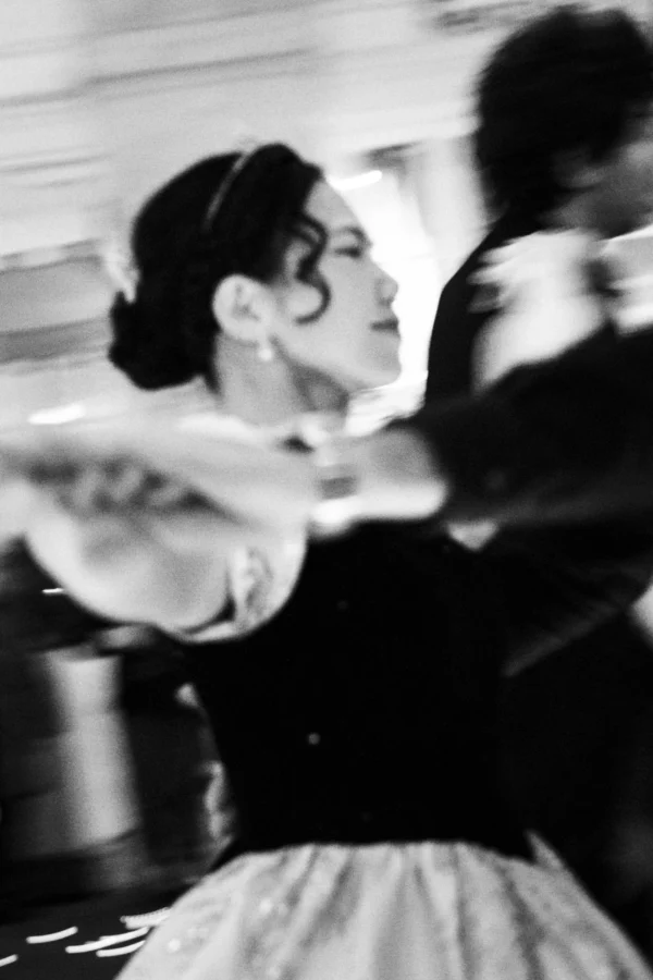 Thierry · 03/01/2026 · 2560 x 3840 Cette photographie en noir et blanc met en scène une danseuse classique comme sujet principal. La composition montre un mouvement fluide, avec un cadrage serré sur son visage et ses bras tendus, suggérant une posture de danse. L'arrière-plan est flou, attirant l'attention sur la ballerine.La lumière semble douce et naturelle, mettant en valeur les contours et les expressions. L'absence de couleurs accentue les contrastes et les textures, comme le tutu et les cheveux.Le style évoque une ambiance artistique et intemporelle, rappelant les clichés classiques du ballet. L'atmosphère est à la fois élégante et dynamique.