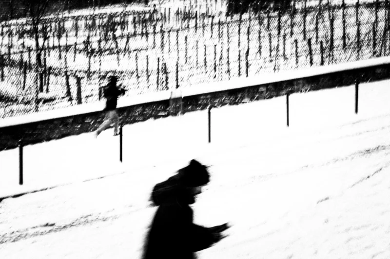 Thierry · 07/01/2026 · 3840 x 2560 Cette photographie en noir et blanc met en scène un skieur en silhouette, sujet principal, en mouvement sur une piste enneigée. La composition joue sur les contrastes avec une autre silhouette plus petite en arrière-plan. Le cadrage serré isole le skieur, créant un effet de profondeur.La lumière, douce et naturelle, accentue les ombres et les contours, renforçant l’ambiance contemplative. Les couleurs dominantes, bien que monochromes, varient du blanc pur de la neige aux noirs profonds des silhouettes.Le style est épuré et artistique, évoquant une atmosphère calme et presque mélancolique, typique des paysages hivernaux.
