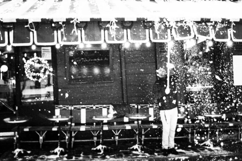 Thierry · 07/01/2026 · 3840 x 2560 Cette photographie en noir et blanc montre l'intérieur d'un train ancien, probablement un wagon-restaurant ou un compartiment de luxe. Le sujet principal est l'aménagement intérieur, avec des détails comme les tables, les chaises en velours et les éléments décoratifs.La composition est symétrique, avec un cadrage serré sur les détails intérieurs. La lumière semble douce et uniforme, typique des éclairages artificiels d'époque. Les couleurs dominantes sont les nuances de gris, renforçant l'aspect rétro.Le style est documentaire, évoquant une ambiance nostalgique et élégante, caractéristique des transports de luxe du début du XXe siècle.