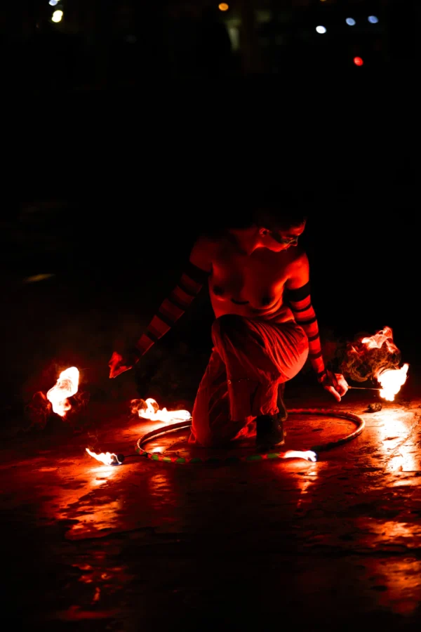Thierry · 24/01/2026 · 2560 x 3840 Cette photographie met en scène un danseur ou artiste manipulant des torches enflammées. Le sujet principal est flou mais dynamique, suggérant un mouvement rapide. La composition est centrée, avec un cadrage serré qui isole l'artiste.Les flammes, éclairées de près, dominent avec des teintes rouges et orangées, créant une ambiance dramatique et intense. Les couleurs dominantes sont les tons chauds, renforçant l'atmosphère mystique et énergique. Le style semble artistique et théâtral, évoquant une performance live, probablement nocturne.