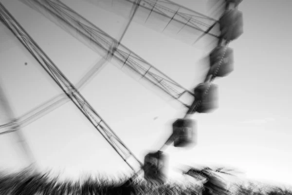 Loubna · 2048 x 1365 Cette photographie en noir et blanc met en scène un **sujet flou et mouvant**, probablement un animal (un chat) en premier plan, avec des **traînées dynamiques** suggérant un mouvement rapide.La **composition** est épurée, centrée sur le contraste entre le flou artistique et les lignes nettes d’un **escalier métallique** en arrière-plan. Le **cadrage** est serré, accentuant le mouvement et la texture.La **lumière** semble douce, créant des ombres subtiles. Les **couleurs dominantes** sont les nuances de gris, renforçant l’ambiance onirique et mystérieuse. Le style, **abstrait et expressif**, évoque une sensation de vitesse et d’impermanence.