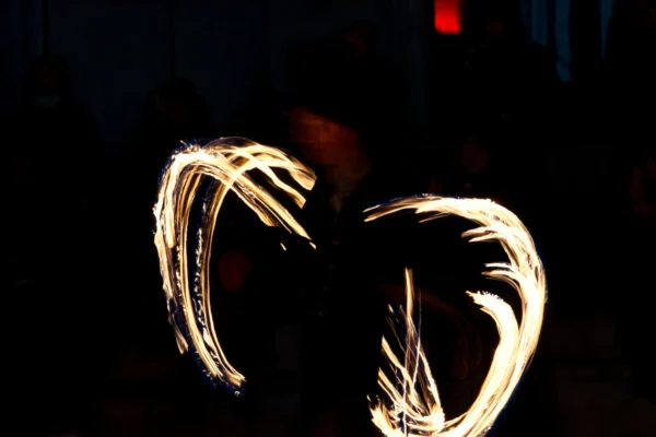 Ahmet · 25/01/2026 · 2560 x 1706 Cette photographie capture des **traînées lumineuses** créées par un mouvement rapide, probablement des baguettes lumineuses ou des feux tournants. Le **sujet principal** est ces lignes lumineuses en forme de cercle et de spirales.La **composition** est épurée, centrée sur ces éléments dynamiques. Le **cadrage** est serré, isolant les lumières dans un fond sombre. Les **couleurs dominantes** sont des teintes chaudes (jaune, orange) sur un arrière-plan noir.Le **style** relève de la photographie artistique et expérimentale, mettant en valeur le **flou de mouvement**. L’**ambiance** est mystérieuse et énergique, évoquant une sensation de vitesse et de créativité.