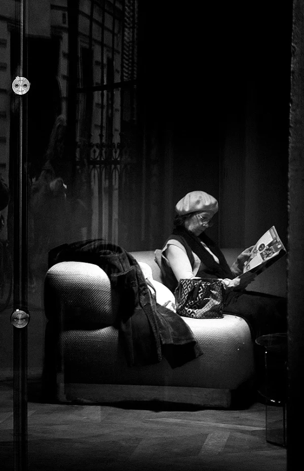 Pascale · 24/01/2026 · 646 x 1000 Cette photographie en noir et blanc met en scène une personne âgée, sujet principal, assise sur un fauteuil, lisant ou écrivant. La composition est simple et centrée, avec un cadrage serré qui isole le personnage.La lumière douce et tamisée crée une ambiance intimiste et mélancolique. Les contrastes accentuent les détails et les textures, comme les plis de la robe et les traits du visage. Les couleurs dominantes, bien que monochromes, jouent sur les nuances de gris, renforçant l'atmosphère rétro et dramatique. Le style rappelle les photographies classiques du XXe siècle, évoquant une touche de nostalgie et de solitude.