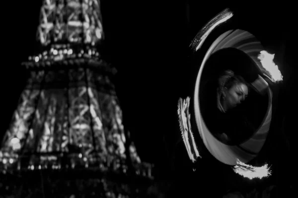 Don · 24/01/2026 · 3297 x 2198 Cette photographie présente une composition contrastée entre deux éléments. Le sujet principal semble être une silhouette floue dans un miroir ou une surface réfléchissante, déformée et partiellement visible. À gauche, on distingue la silhouette de la tour Eiffel, partiellement éclairée.Le cadrage joue sur la superposition et la distorsion. La lumière est faible, créant une ambiance nocturne ou peu éclairée. Les couleurs dominantes sont les tons noirs et gris, typiques d’une photo en noir et blanc.Le style évoque une touche artistique et surréaliste, avec une ambiance mystérieuse et onirique.