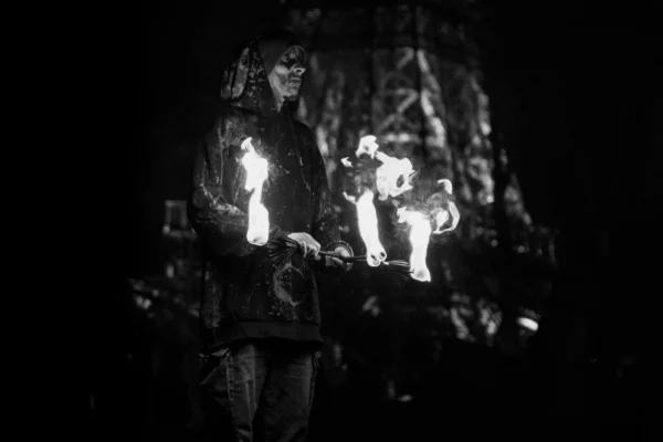 Don · 24/01/2026 · 3182 x 2121 Cette photographie en noir et blanc met en scène un sujet principal flou en premier plan, vêtu d’un sweat à capuche, semblant observer une scène derrière lui. La composition joue sur les contrastes et les ombres, avec un cadrage serré qui isole les personnages. La lumière, vive et contrastée, éclaire partiellement une silhouette en arrière-plan, créant une ambiance mystérieuse et dramatique. Les couleurs dominantes sont les noirs profonds et les blancs lumineux, renforçant le style expressionniste et cinématographique. L’ambiance est tendue, presque onirique, évoquant une scène nocturne ou secrète.