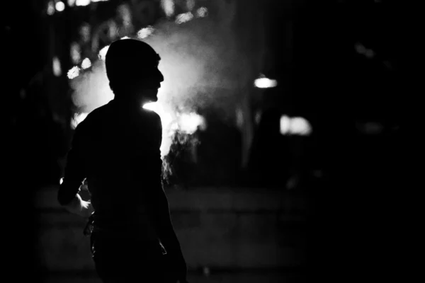 Don · 24/01/2026 · 1562 x 1041 Cette photographie met en scène un **silhouette humaine** comme sujet principal, vue de dos. La **composition** est épurée, centrée sur cette forme sombre.Le **cadrage** est serré, isolant le personnage dans un espace peu défini. La **lumière**, contrastée et dramatique, crée des ombres marquées, typique d’un éclairage bas ou latéral. Les **couleurs dominantes** sont les noirs et gris, renforçant l’aspect monochrome et mystérieux.Le **style** est minimaliste et cinématographique, évoquant une **ambiance** contemplative, voire mélancolique, avec une touche d’énigme.
