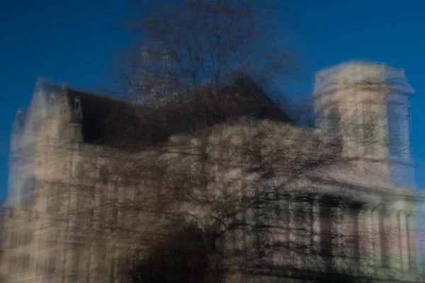 Alice · 03/01/2026 · 7008 x 4672 Cette photographie présente un bâtiment flou, probablement un édifice historique ou religieux, comme une cathédrale. Le sujet principal est suggéré par les contours reconnaissables des tours et des arcs.La composition est déséquilibrée, avec un cadrage serré et une netteté minimale, créant un effet de mouvement ou de flou artistique. La lumière semble naturelle, mais diffuse, peut-être due à un temps nuageux ou à une surexposition.Les couleurs dominantes sont des teintes grises et bleutées, avec des touches de brun et de vert pâle. Le style est abstrait et impressionniste, évoquant une ambiance mystérieuse et onirique.