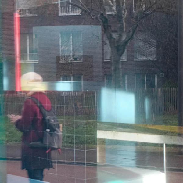 Nathalie F. · 17/01/2026 · 4160 x 4160 Cette photographie montre une personne floue, vêtue d’un manteau rouge et d’un sac, marchant sous une pluie battante. Le sujet principal est légèrement décentré, avec une composition centrée sur le mouvement et l’atmosphère.Le cadrage est serré, capturant un détail urbain et intime. La lumière est faible, ambiance grise et humide, renforcée par les reflets sur la vitre. Les couleurs dominantes sont les tons froids (gris, bleu) et le rouge du manteau, qui attire l’attention.Le style est réaliste et spontané, évoquant une ambiance mélancolique et dynamique.