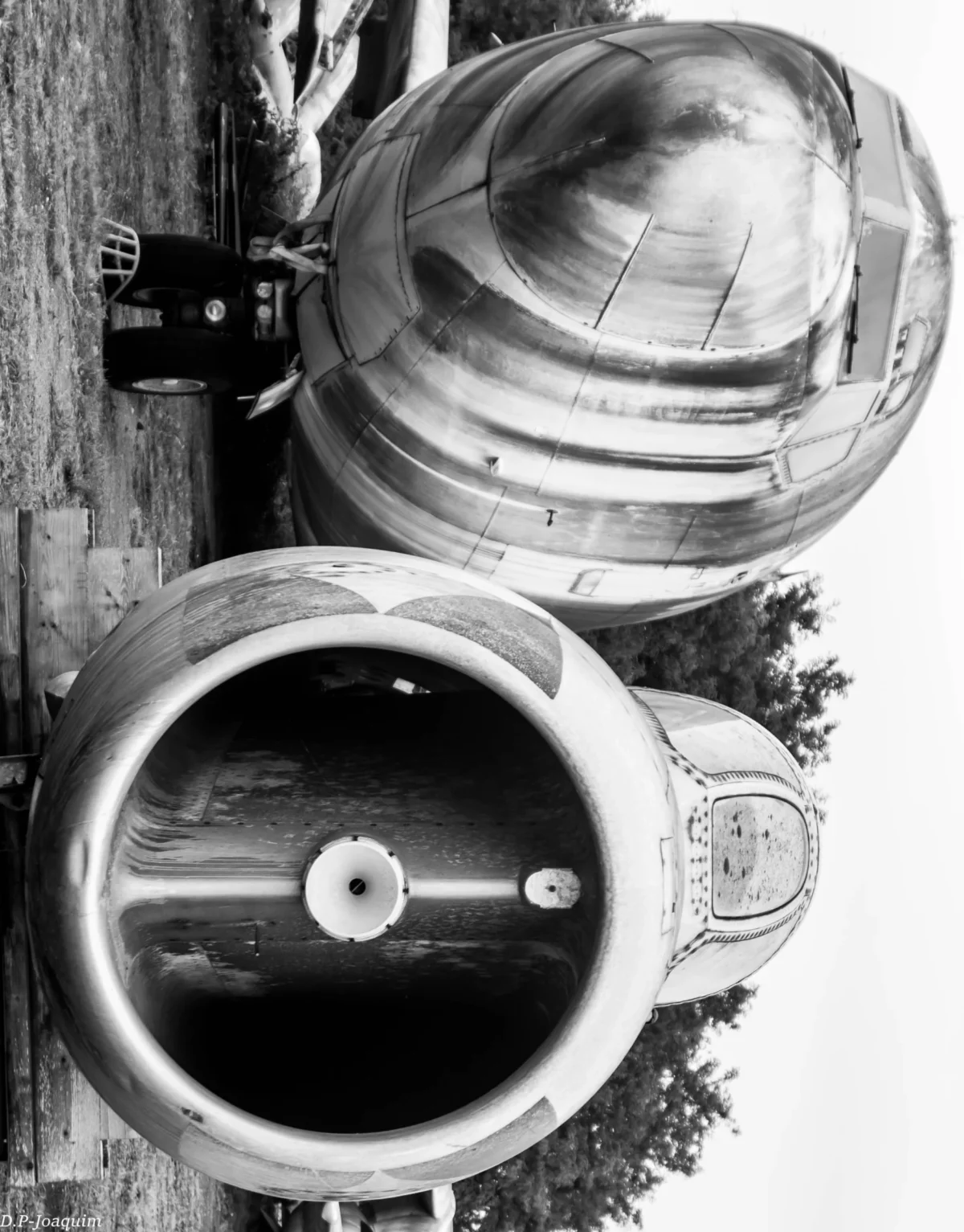 Pierre-Joaquim · 14/04/2015 · 2613 x 3338 Cette photographie en noir et blanc met en scène un mégaphone ancien, sujet principal, fixé à un poteau. La composition est simple et centrée, avec un cadrage serré sur l'objet, révélant ses détails métalliques et son aspect usé.La lumière semble naturelle, mettant en valeur les textures et les ombres portées. L'absence de couleurs accentue les contrastes et les formes géométriques. Le style est documentaire, évoquant une époque révolue. L'ambiance est à la fois nostalgique et industrielle, renforcée par le flou de l'arrière-plan.