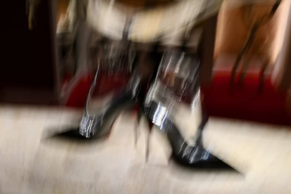 Xavier · 30/10/2025 · 4096 x 2731 Cette photographie capture des pieds en mouvement, floutés, suggérant une action rapide. Le sujet principal est les pieds chaussés de baskets, partiellement visibles.La composition est dynamique, avec un cadrage serré et bas, centré sur les pieds. La lumière semble naturelle mais diffuse, créant des contrastes doux. Les couleurs dominantes sont des tons neutres (beige, gris) avec des touches de rouge et noir.Le style est minimaliste et abstrait, évoquant le mouvement et l'énergie. L’ambiance est moderne et épurée, avec une impression de vitesse et de spontanéité.