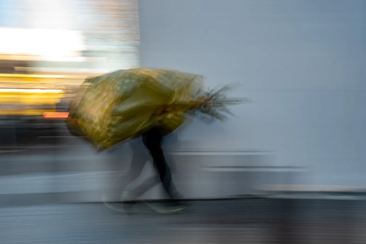 Jean-Marc · 03/01/2026 · 5254 x 3503 Cette photographie capture un mouvement flou, probablement une personne en action, avec un sac ou un objet jaune-vert qui semble flotter. Le sujet principal est ce sac, mis en valeur par son contraste avec le flou du reste de l'image.La composition est dynamique, avec un cadrage serré qui isole le sujet. La lumière semble naturelle, mais l'effet de vitesse crée une ambiance cinétique et onirique. Les couleurs dominantes sont des tons froids (gris, bleu) avec une touche vive de jaune-vert. Le style est artistique et expérimental, évoquant une sensation de vitesse et d'abstraction.