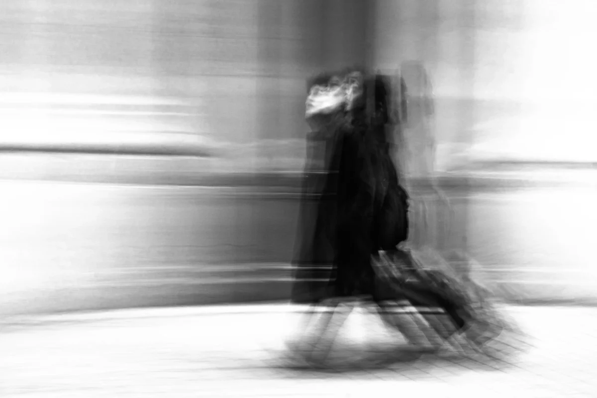 Jean-Marc · 03/01/2026 · 4813 x 3209 Cette photographie montre un sujet principal flou, probablement une personne en mouvement rapide, suggérant une impression de vitesse. La composition est épurée, centrée sur le personnage dont les contours sont estompés. Le cadrage est serré, capturant uniquement la silhouette depuis les hanches jusqu'aux pieds.La lumière est douce et uniforme, sans contrastes marqués. Les couleurs dominantes sont les nuances de gris, typiques d'une image en noir et blanc.Le style est dynamique et abstrait, évoquant un effet de vitesse ou de mouvement. L'ambiance est à la fois mystérieuse et énergique, transmettant une sensation de fluidité et d'instantanéité.