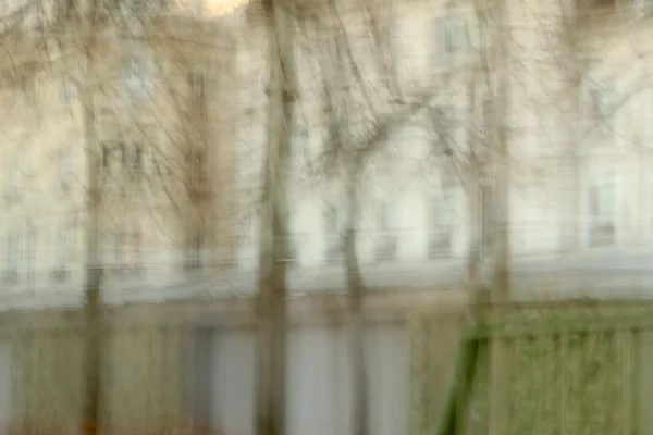 Francoise · 03/01/2026 · 5908 x 3938 Cette photographie présente une image floue et abstraite. Le sujet principal semble être des arbres ou des branches, partiellement discernables à travers une surface vitrée ou un voile transparent.La composition est minimaliste, avec un cadrage serré et peu défini. La lumière est douce et diffuse, créant une ambiance tamisée et onirique. Les couleurs dominantes sont des tons neutres et pastel, principalement gris-beige et verts très atténués.Le style évoque une impression vague et presque impressionniste, où les détails sont effacés pour privilégier une sensation globale. L’ambiance est calme et mystérieuse, presque mélancolique.