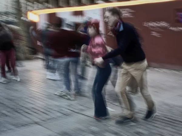 Cyrille · 03/01/2026 · 1200 x 900 Cette photographie montre une scène floue où le sujet principal semble être un couple en mouvement, probablement en train de danser ou de s'embrasser. La composition est dynamique, avec des formes floues suggérant un mouvement rapide. Le cadrage est serré, centré sur les deux personnes.Les couleurs dominantes sont des tons neutres et chauds, avec des touches de rouge et de bleu. La lumière semble naturelle, mais le flou réduit les contrastes. Le style est spontané et artistique, évoquant une ambiance festive et joyeuse, presque improvisée.