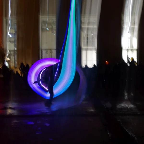 Cyrille · 24/01/2026 · 2026 x 2026 Cette photographie met en scène un **flacon ou objet en verre** contenant un liquide aux **teintes lumineuses bleutées et violettées**, évoquant une substance fluorescente ou un effet de lumière.La **composition** est simple et centrée, avec un **cadrage serré** qui isole le sujet. La lumière, **artificielle et tamisée**, crée un contraste entre les couleurs vives du liquide et l’obscurité ambiante. Les **couleurs dominantes** sont des bleus et violets irisés, renforçant une ambiance mystérieuse et presque hypnotique.Le style rappelle une **esthétique scientifique ou artistique**, évoquant une expérience ou une œuvre abstraite. L’ambiance est **onirique et immersive**.