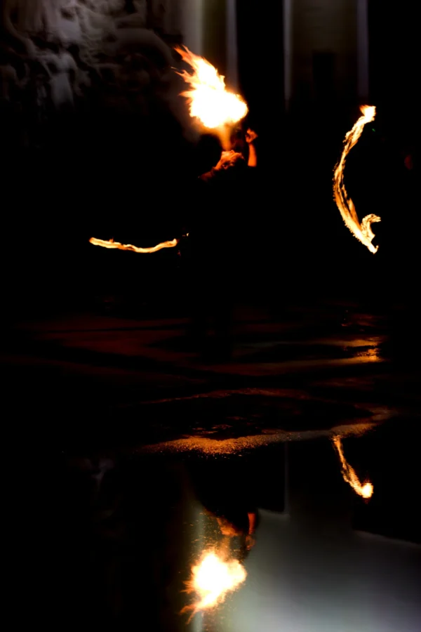 Fabienne · 24/01/2026 · 3188 x 4782 Cette photographie met en scène des **flammes** comme sujet principal, probablement issues de bougies ou d’un feu de camp. La **composition** est minimaliste, avec un cadrage serré et une mise au point floue, accentuant l’effet dramatique.La **lumière** est tamisée, créant des contrastes forts entre les zones sombres et les éclats lumineux. Les **couleurs dominantes** sont les tons chauds (oranges, jaunes) des flammes, contrastant avec le noir profond de l’arrière-plan.Le **style** est artistique et poétique, évoquant une **ambiance mystérieuse et contemplative**, presque onirique.