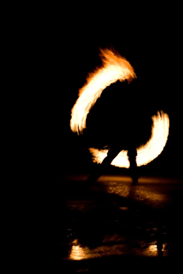 Fabienne · 24/01/2026 · 2320 x 3479 Cette photographie met en scène une flamme en forme de spirale ou de tourbillon, projetée dans l'obscurité. Le sujet principal est cette flamme dynamique, capturée en mouvement.La composition est épurée, centrée sur la lumière. Le cadrage est serré, isolant la flamme sur un fond noir, ce qui accentue son éclat. Les couleurs dominantes sont les teintes chaudes de l'orange et du jaune, contrastant avec le noir profond de l'arrière-plan.Le style est artistique et dramatique, évoquant une ambiance mystérieuse et presque hypnotique, grâce à l'effet lumineux saisissant.