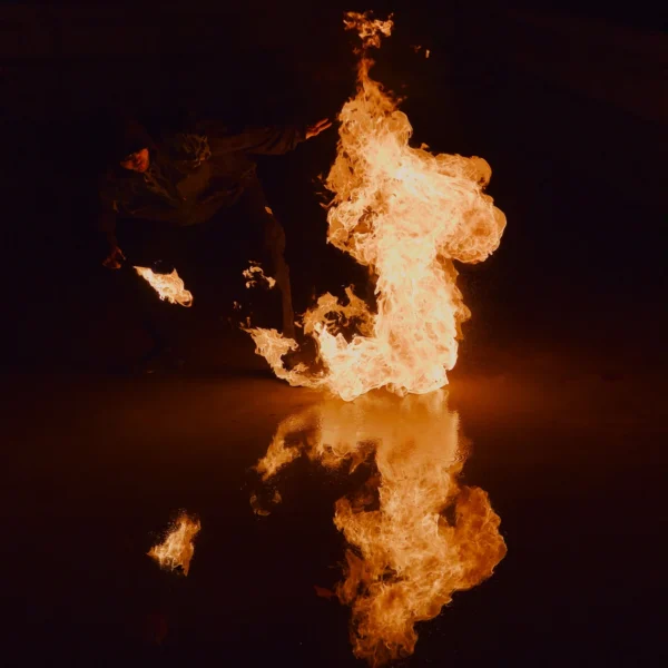 Frédéric · 1680 x 1680 Cette photographie met en scène une **énorme flamme** ou explosion en plein air comme sujet principal. La **composition** est centrée, avec un cadrage serré qui isole le phénomène.La **lumière** est dramatique, contrastée, mettant en valeur les teintes chaudes. Les **couleurs dominantes** sont des **oranges et jaunes vifs**, avec des reflets rouges et noirs en arrière-plan.Le style est **spectaculaire et cinématographique**, évoquant une scène de danger ou de puissance. L’**ambiance** est intense, presque apocalyptique, avec une sensation de chaleur et de mouvement violent.