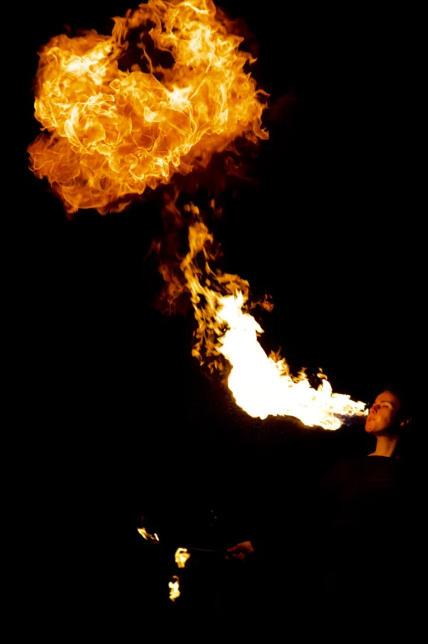 Thomas · 24/01/2026 · 2048 x 3080 Cette photographie montre une **flamme géante** s’élevant dans l’obscurité, probablement issue d’un incendie ou d’une éruption de gaz.Le **sujet principal** est la flamme, **dominante** et centrale, avec une composition verticale accentuant son mouvement ascendant. Le **cadrage serré** isole le phénomène, renforçant son impact visuel. Les **couleurs dominantes** sont des **tons chauds** (jaunes, oranges) contrastant avec le fond noir, créant une ambiance **dramatique et intense**. Le style est **réaliste et brut**, évoquant la puissance destructrice ou naturelle. L’atmosphère est **spectaculaire et angoissante**.