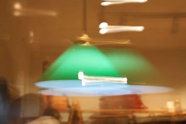 Laurence · 3472 x 2320 Cette photographie présente un sujet flou et peu distinct, rendant difficile une description précise. Le cadrage semble serré sur un objet central, probablement une lampe ou un accessoire éclairé, avec une lumière verte dominante.La composition est simple, centrée sur cet élément. Les couleurs dominantes sont des tons chauds (ambiance orangée) contrastant avec la teinte verte lumineuse. Le style est artistique et flou, créant une ambiance mystérieuse et onirique, presque abstraite. La lumière semble douce et tamisée, renforçant l'atmosphère intimiste et légèrement énigmatique.