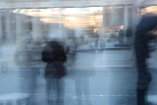 Laurence · 3472 x 2320 Cette photographie présente un sujet principal flou, difficile à identifier précisément, suggérant un mouvement rapide. La composition est dynamique, avec une impression de profondeur grâce aux reflets et aux silhouettes dans un espace intérieur lumineux.Le cadrage est serré, centré sur les formes indistinctes. La lumière est douce et naturelle, filtrée, créant une ambiance tamisée. Les couleurs dominantes sont des teintes bleutées et grises, renforçant l'atmosphère froide et abstraite.Le style est artistique et expérimental, évoquant une impression de vitesse et d'indistinction. L'ambiance est mystérieuse et onirique.